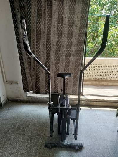 Air bike (exercise cycling machine)