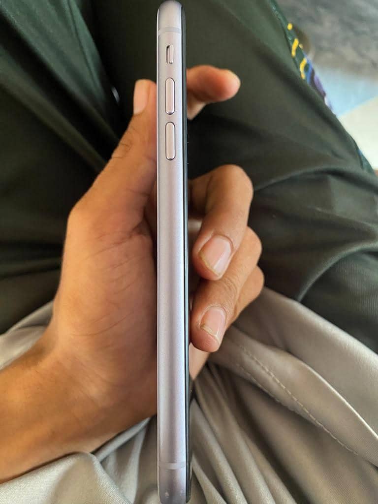 Apple iPhone 11 4