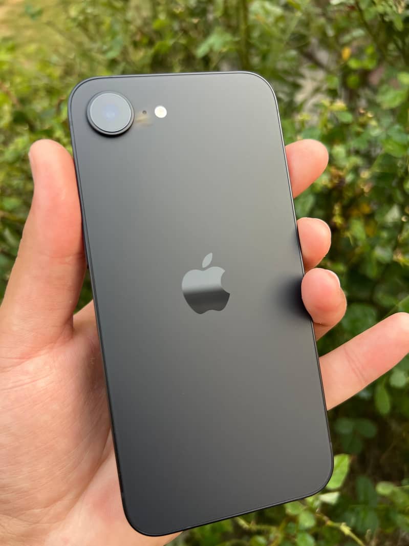 Apple iPhone 16e 0