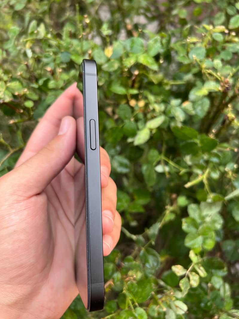 Apple iPhone 16e 2