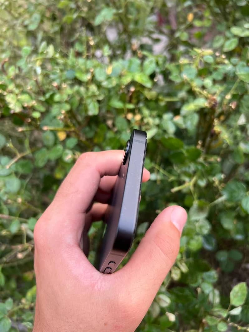 Apple iPhone 16e 3