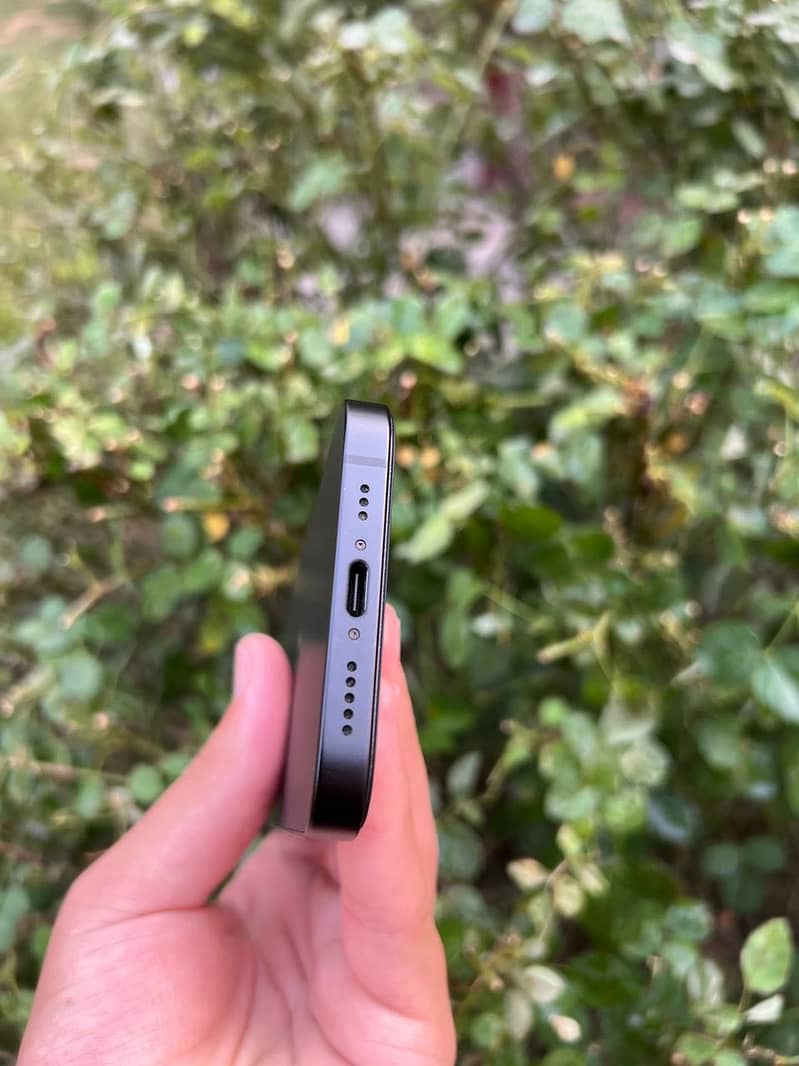 Apple iPhone 16e 4