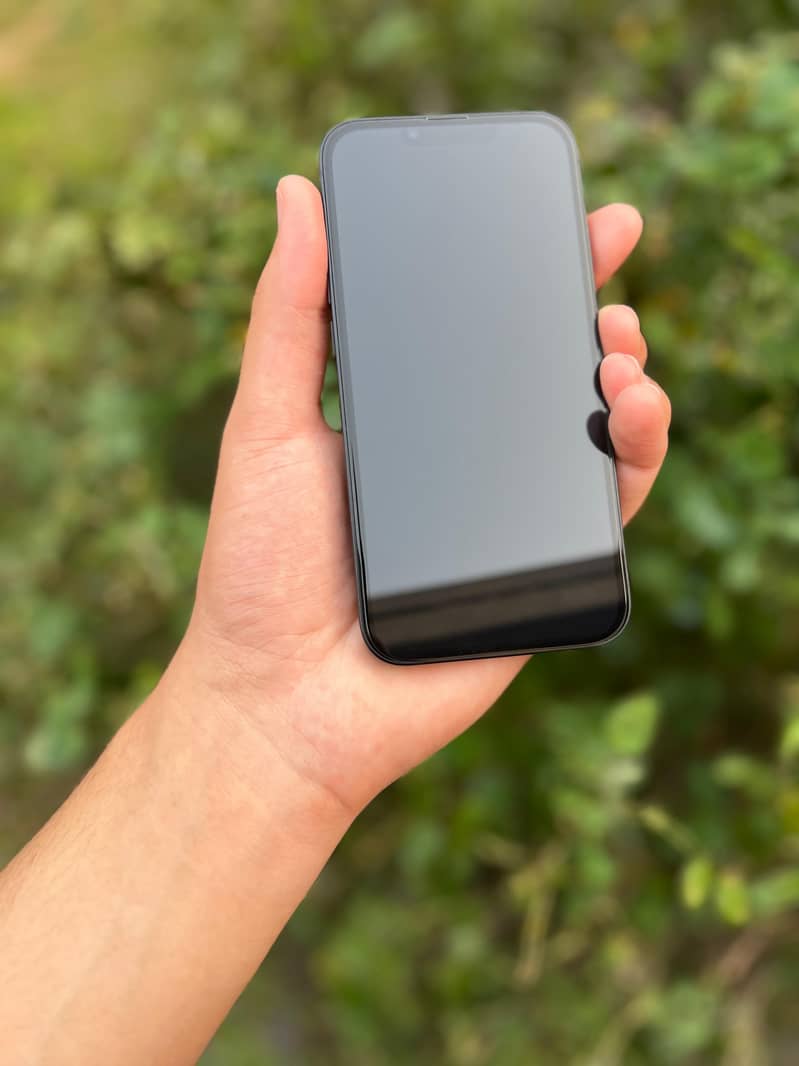 Apple iPhone 16e 5