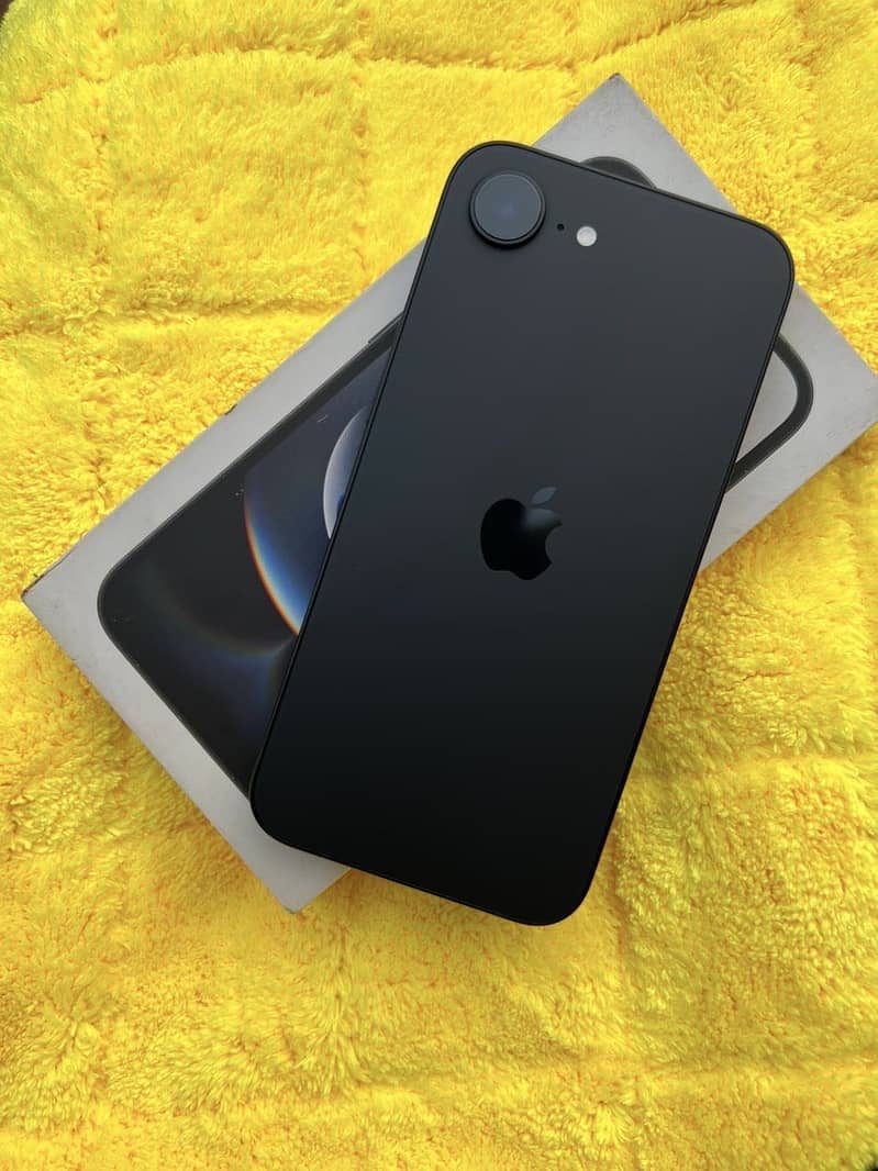 Apple iPhone 16e 6