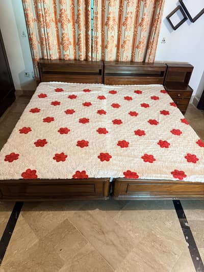 2 single bed with center side table