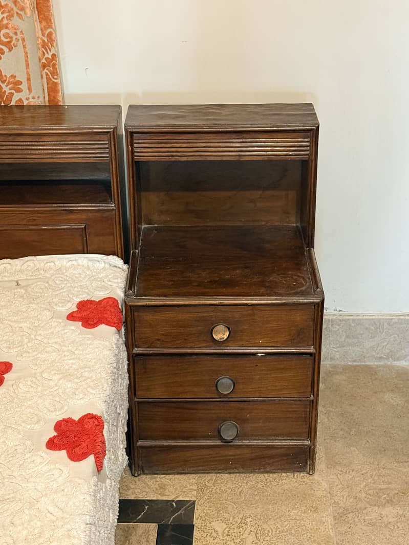 2 single bed with center side table 2
