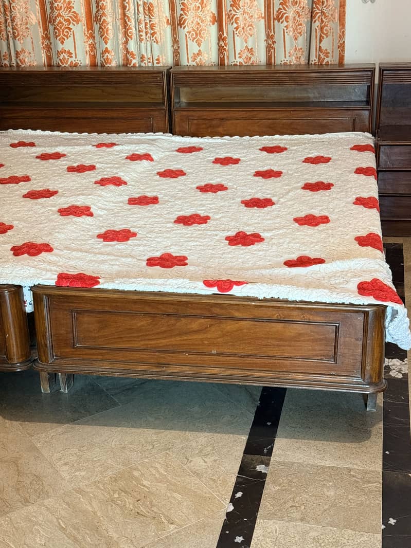 2 single bed with center side table 4