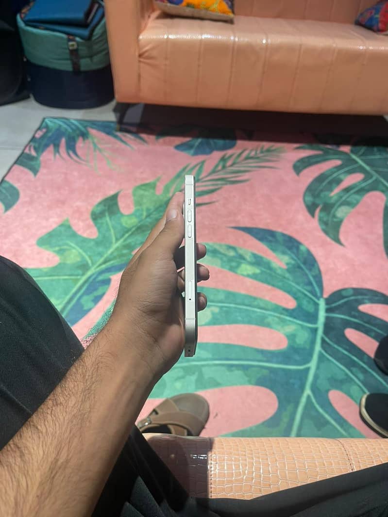 Apple iPhone 13 4