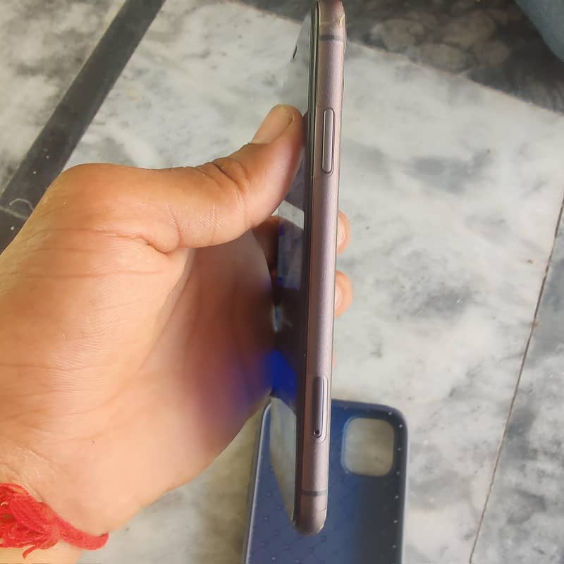 Apple iPhone 11 4