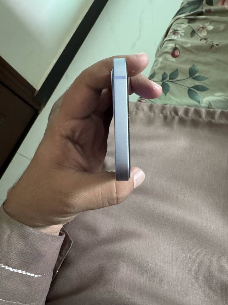 Apple iPhone 12 4