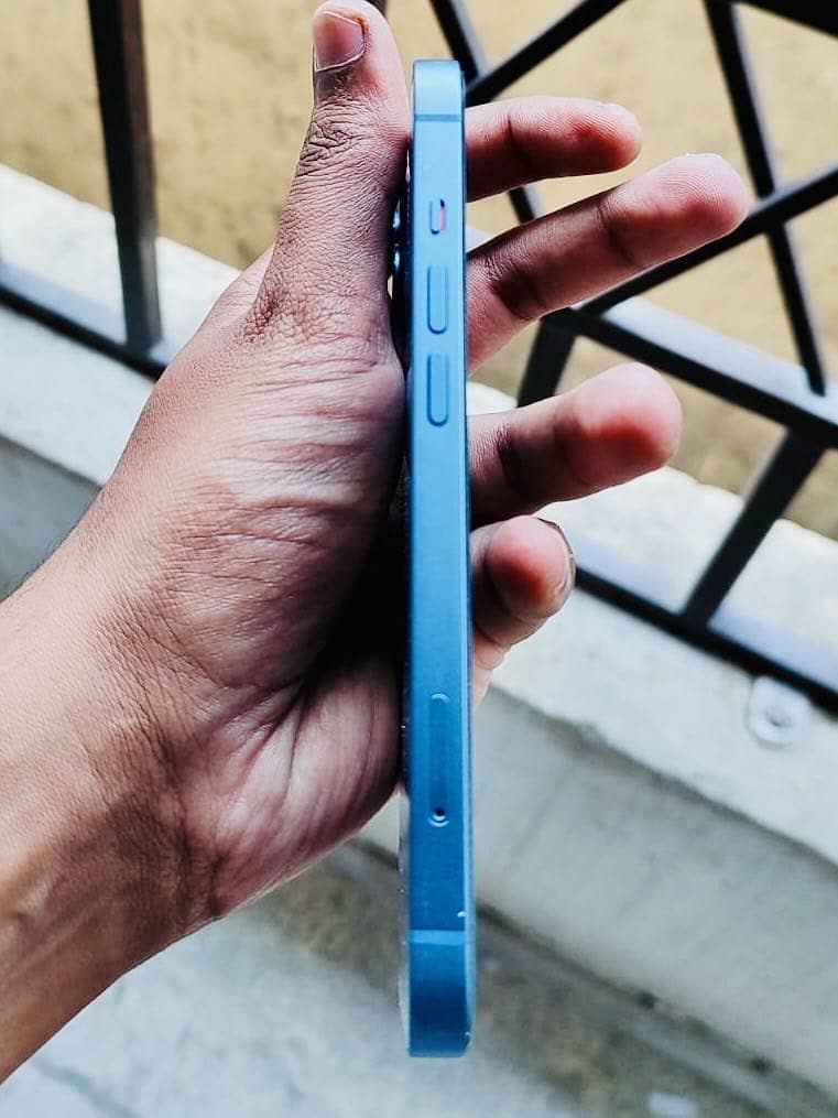 Apple iPhone 13 11