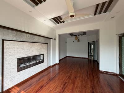 DHA Phase 5 L Block | 10 Marla Owner-Built House | 4 Beds | Servant Quarter 100% Original Picture