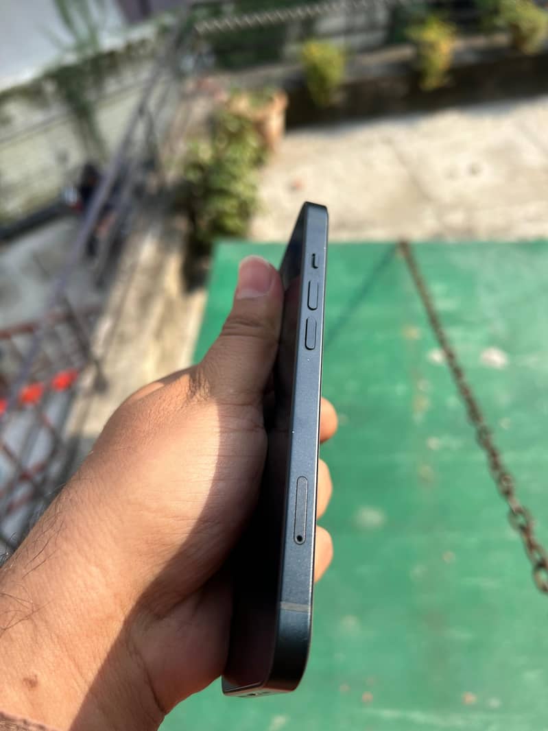 Apple iPhone 13 5