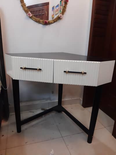 Corner dressing table urgent sale