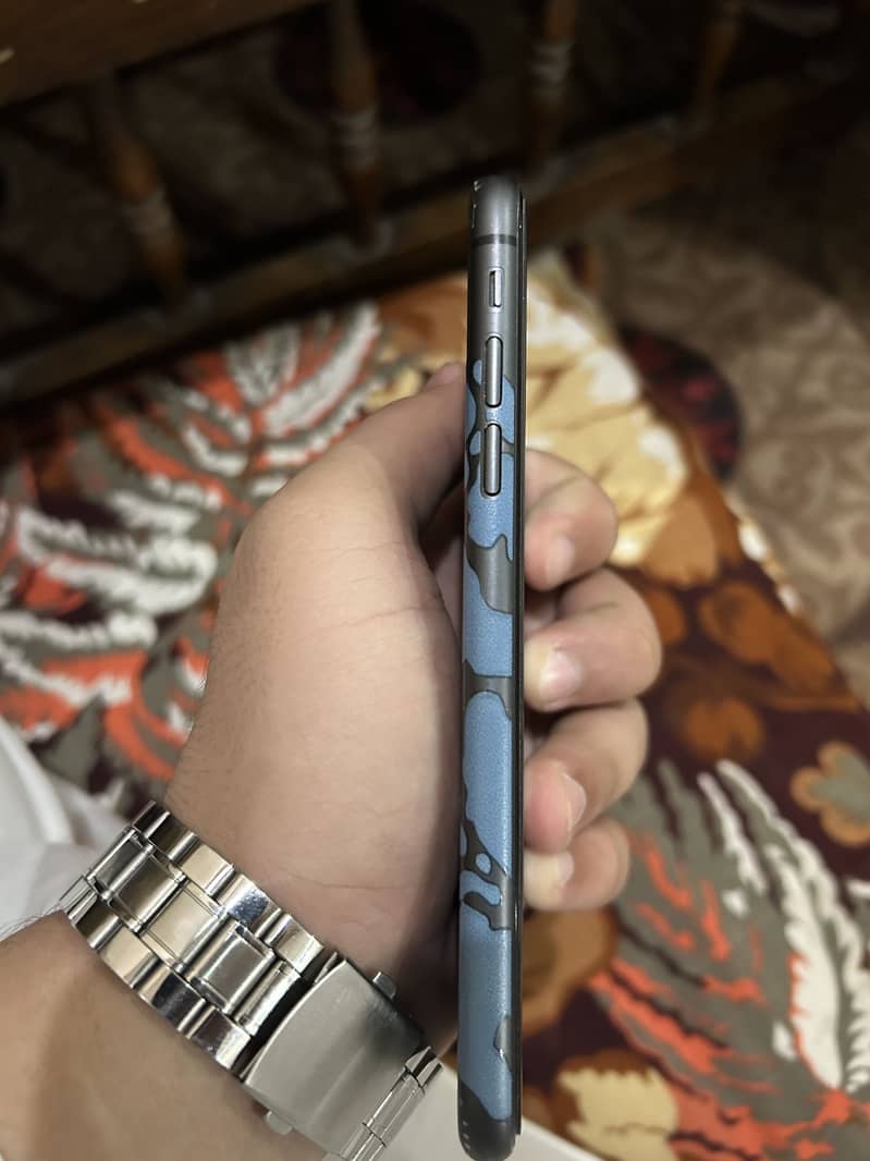 Apple iPhone 11 4
