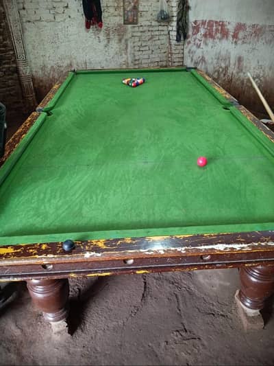 5 by 10 snooker table with full set 3 sticks an balls set