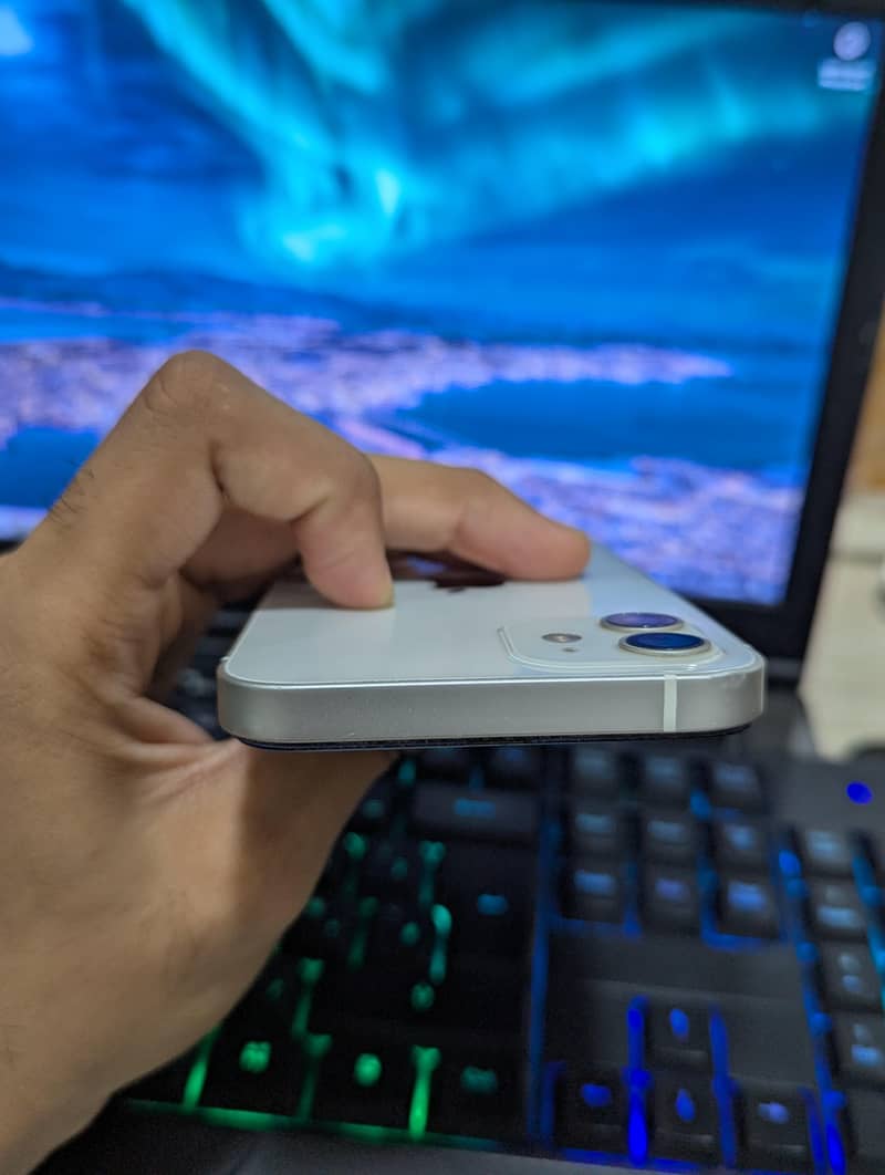 Apple iPhone 12 4