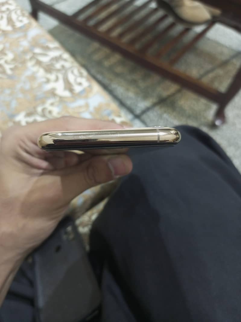 Apple iPhone 11 Pro 4