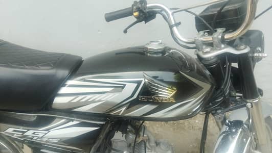 Honda CD 70 Black color Tanki Tapa achaa walla han 25 model ka stekar