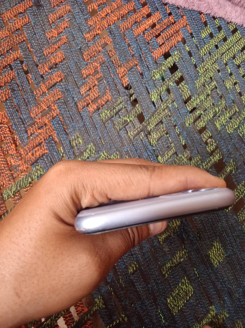 Apple iPhone 11 4