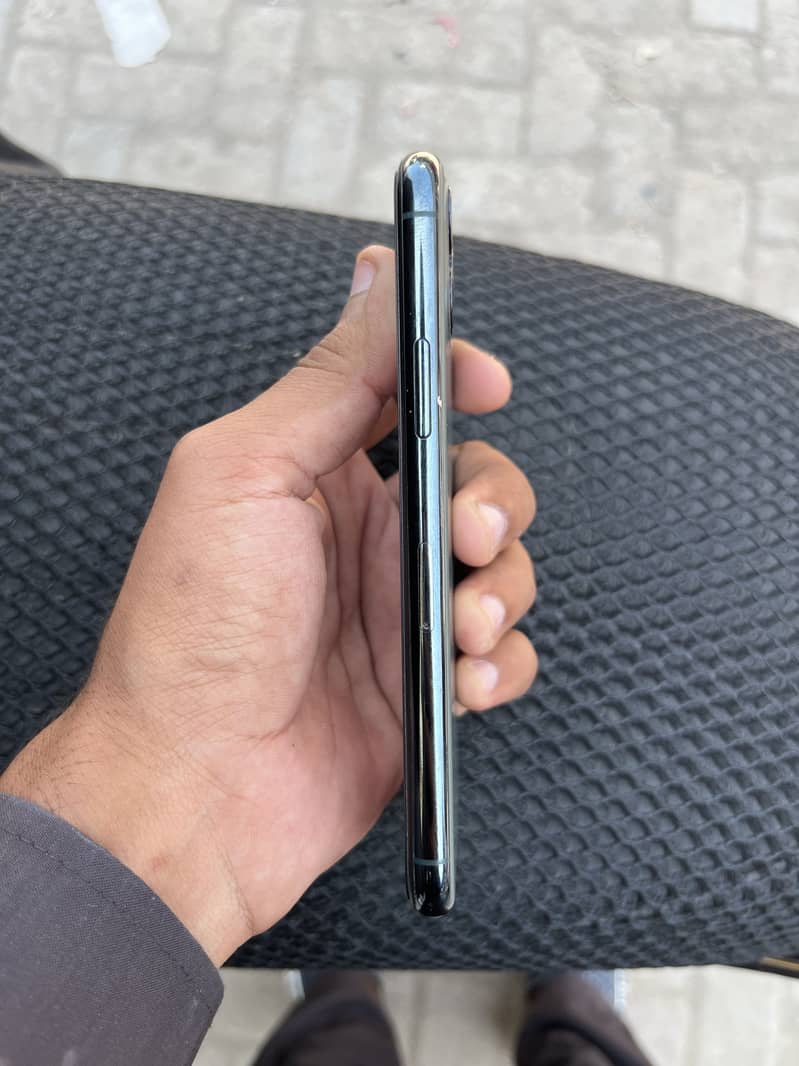 Apple iPhone 11 Pro 2