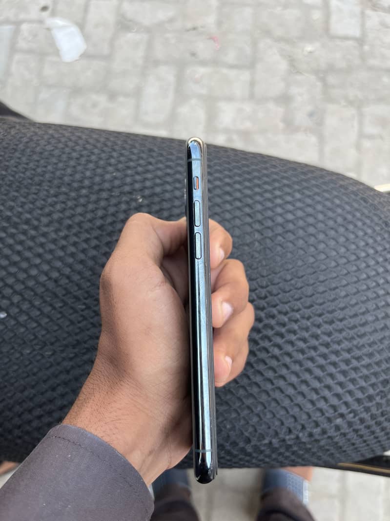 Apple iPhone 11 Pro 4