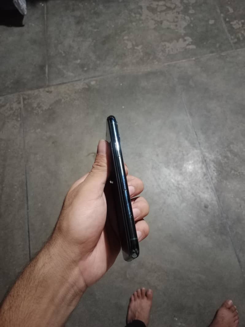 Apple iPhone 11 Pro 4