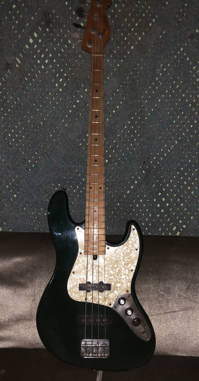 Bass guitar