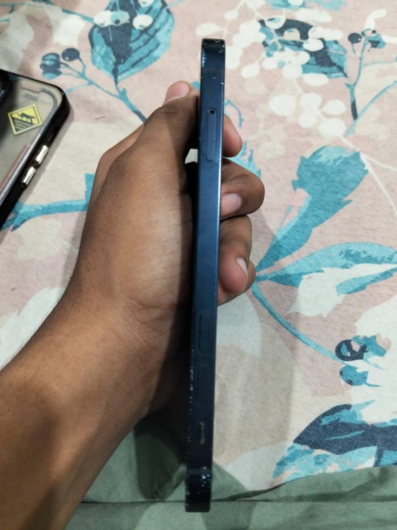 Apple iPhone 12 4