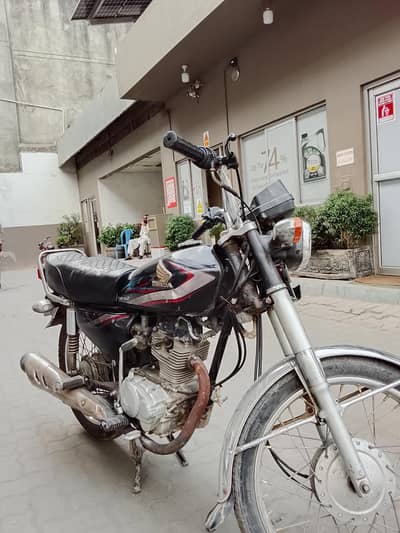 Honda 125 2014 model black color buy and drive prfct sound engine ok