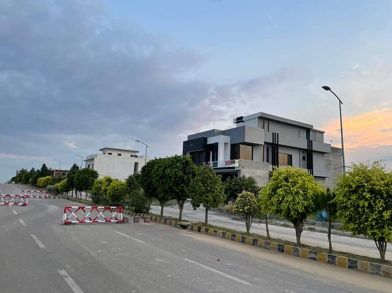 1 kanal Plot in E block Prime Location 1