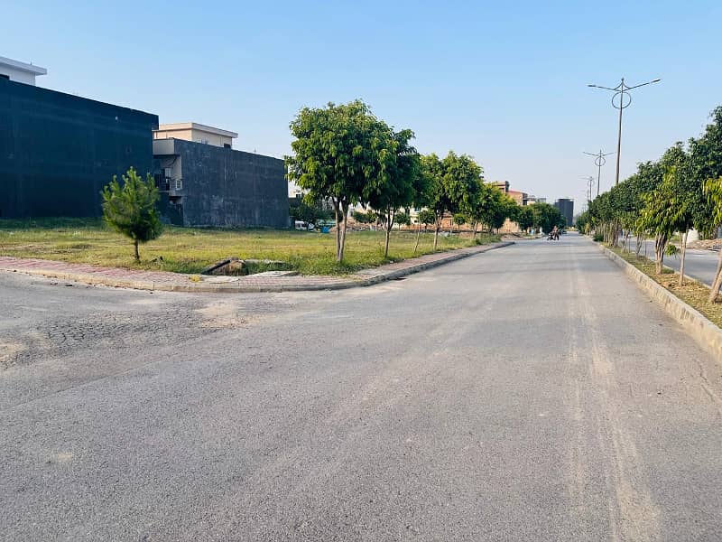1 kanal Plot in E block Prime Location 9