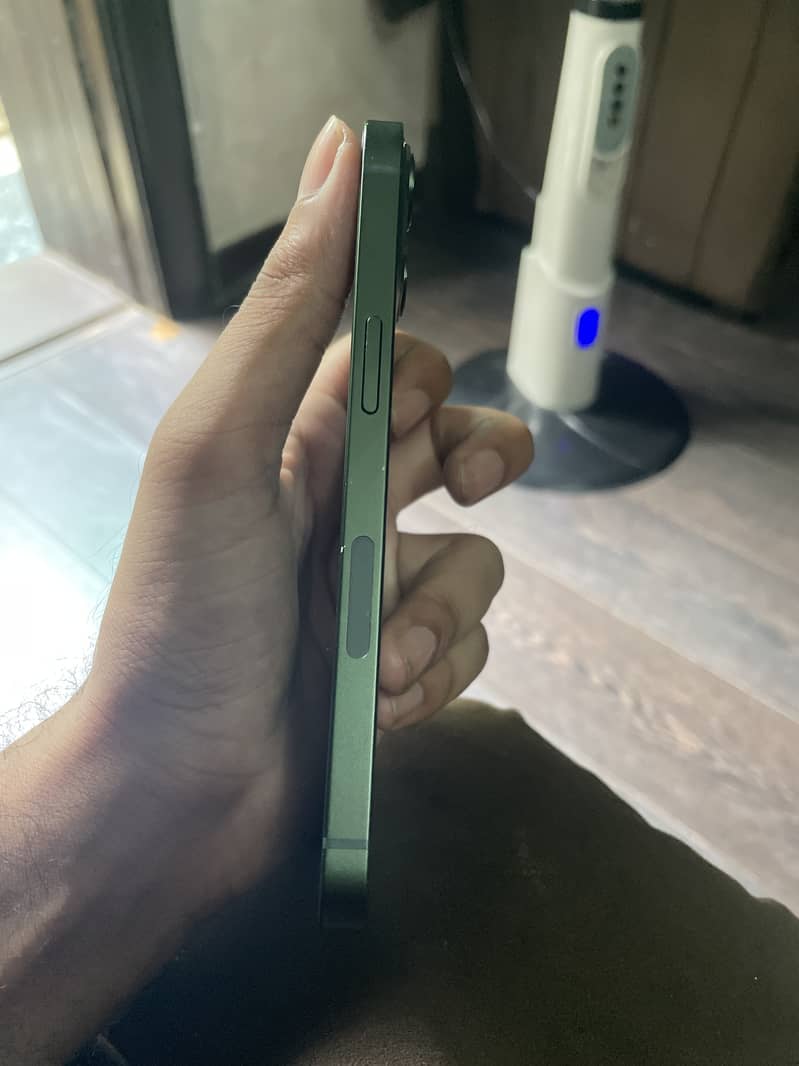 Apple iPhone 13 4