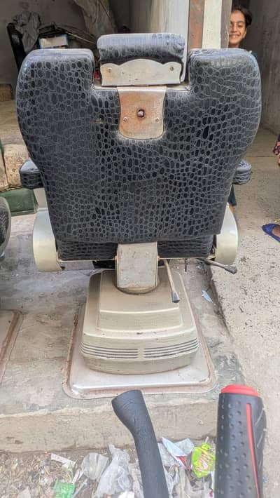 saloon chairs bilkol ok ha  20000ki ik kami peshi 03077109573ho jay gi