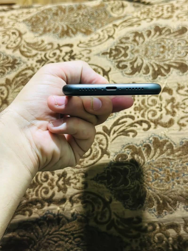 Apple iPhone 11 4