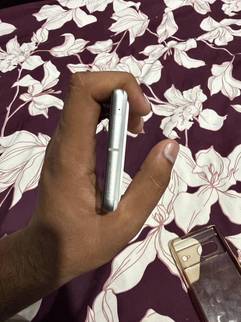 Google Pixel 7 4