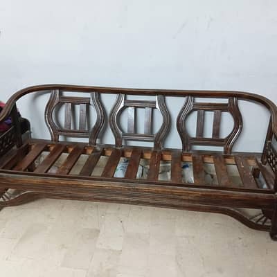 Beautiful wooden sofa set 3 + 2 single chairs | Good condition