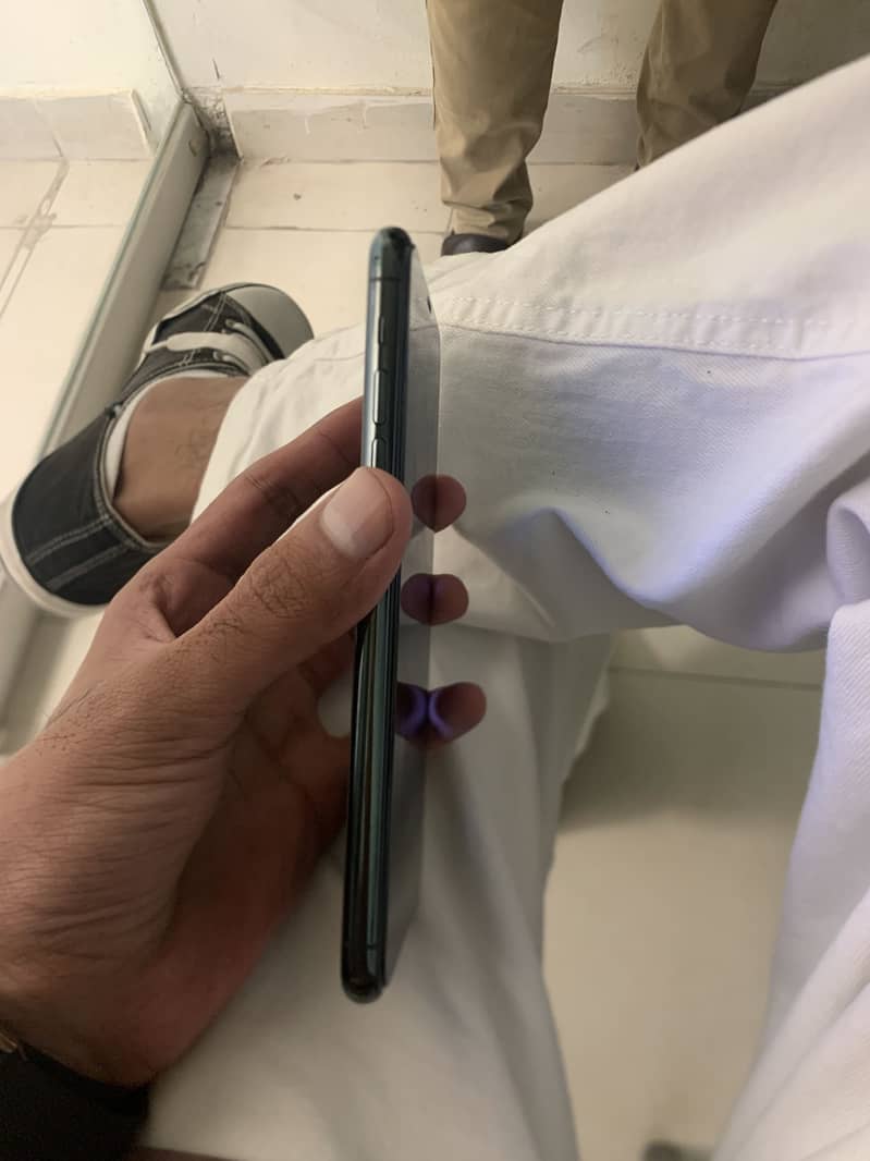 Apple iPhone 11 Pro Max 4