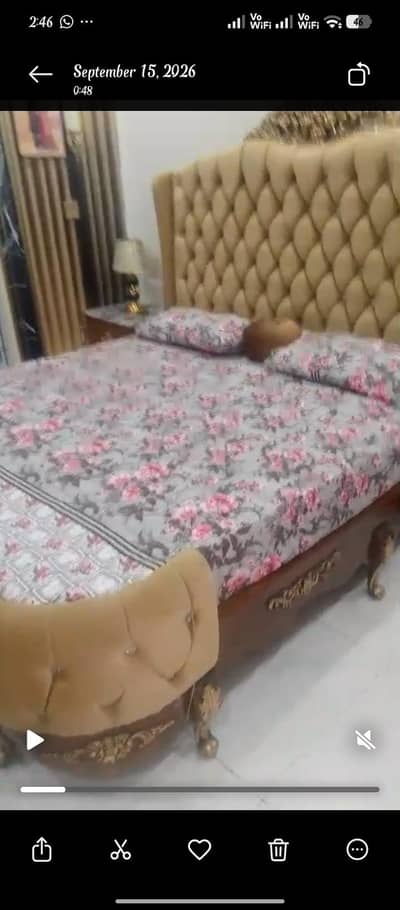 luxury curved bedroom set with chair & sidetable - Excellent conditon