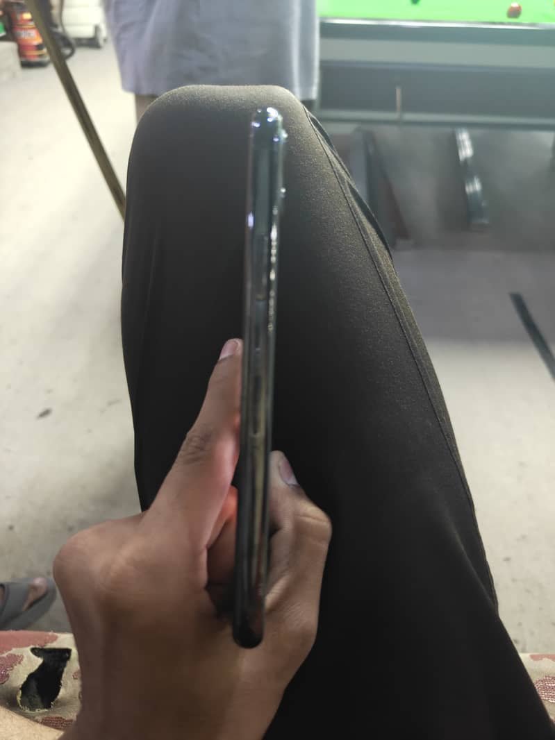 Apple iPhone 11 Pro 4