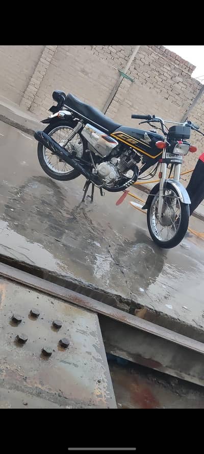 honda 125 se 21 k October ka nikla howa h exchange with i phone