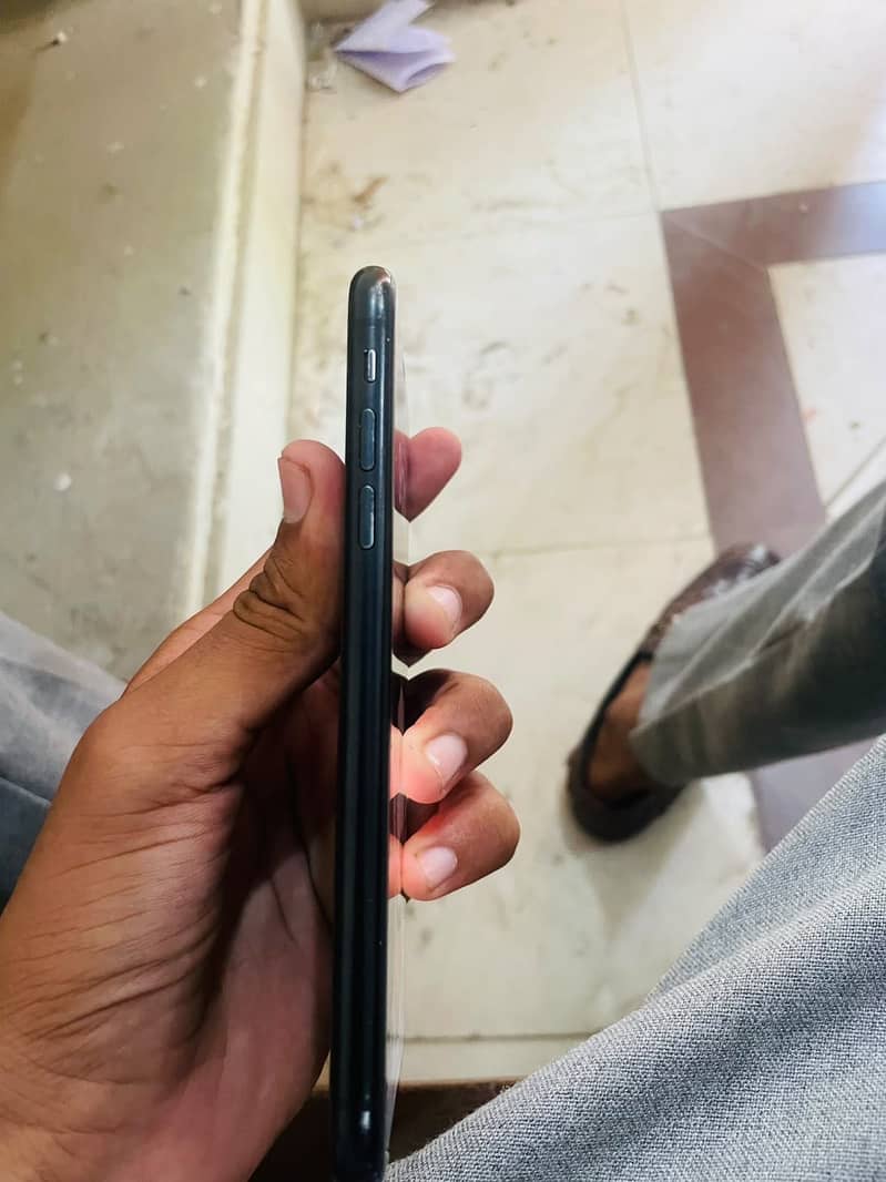 iPhone XR 3