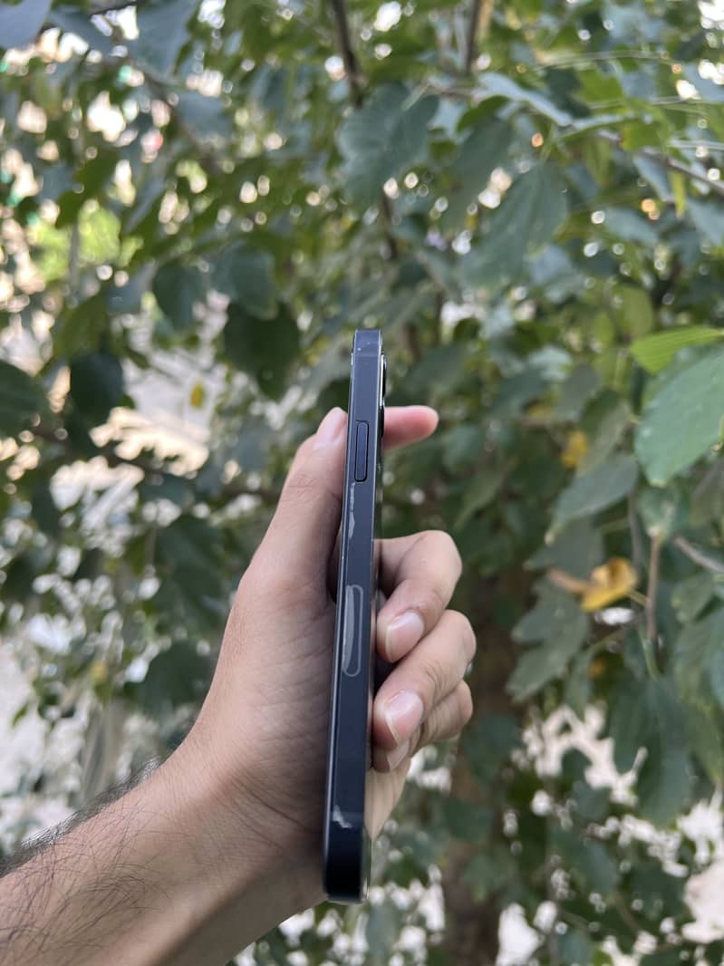 Apple iPhone 12 3