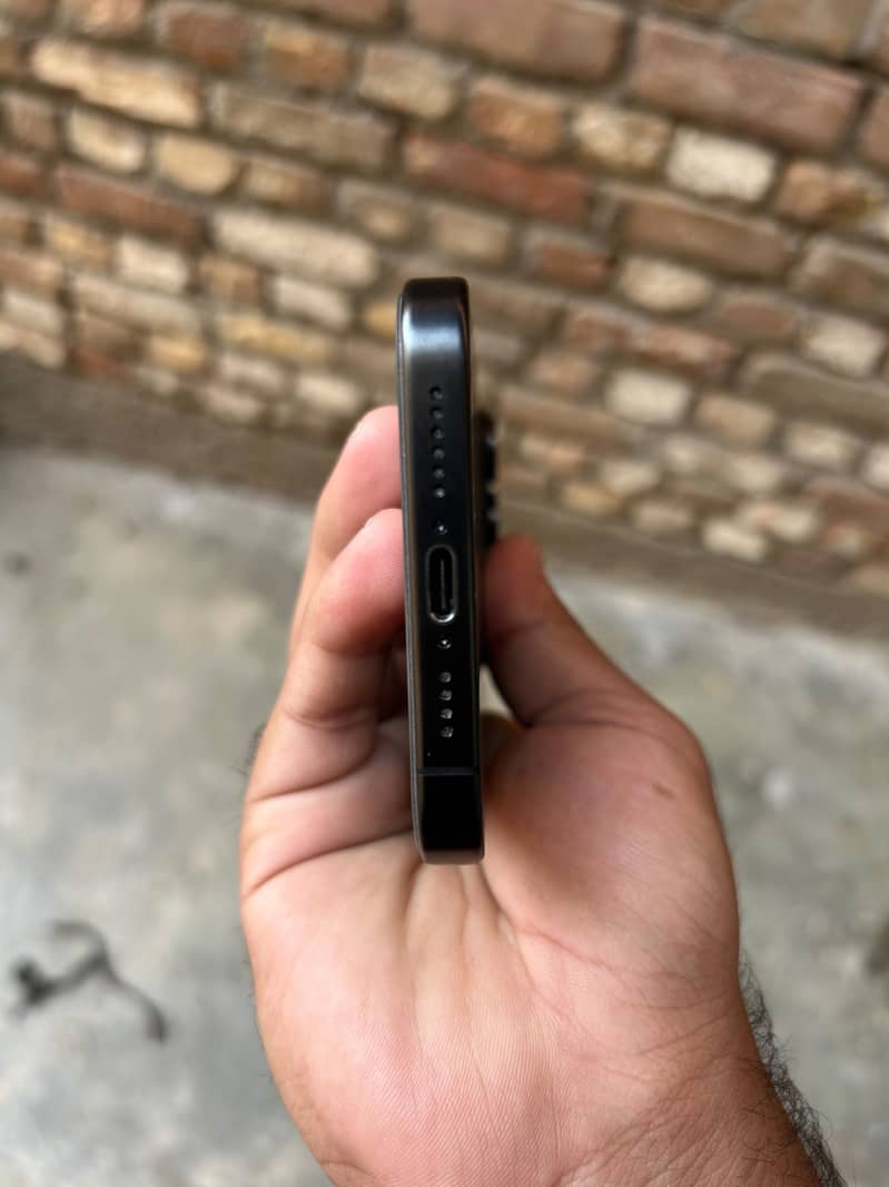 Apple iPhone 15 Pro Max 3