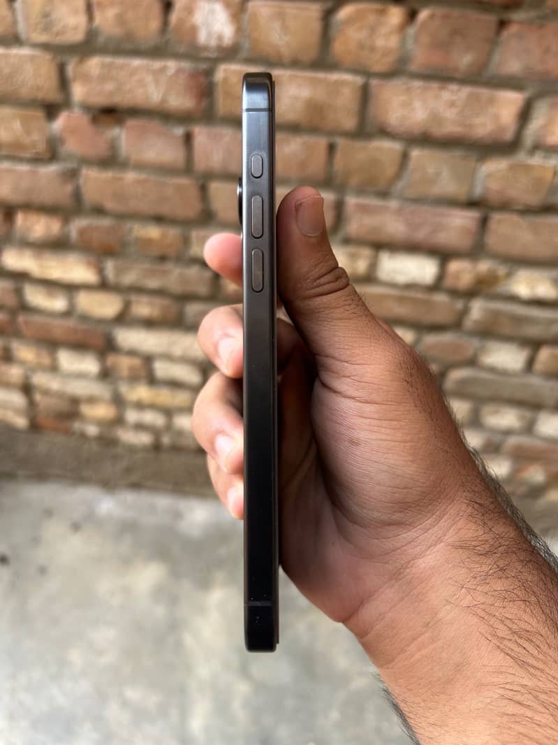 Apple iPhone 15 Pro Max 4