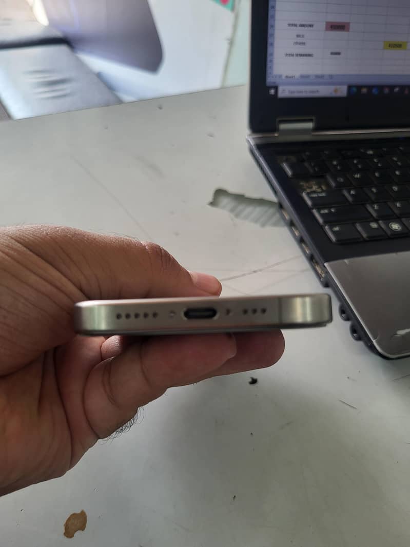 Apple iPhone 15 Pro 4