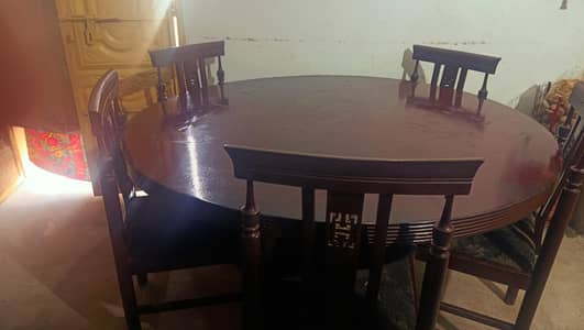 Round dining table