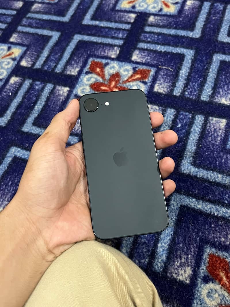 Apple iPhone 16e 0