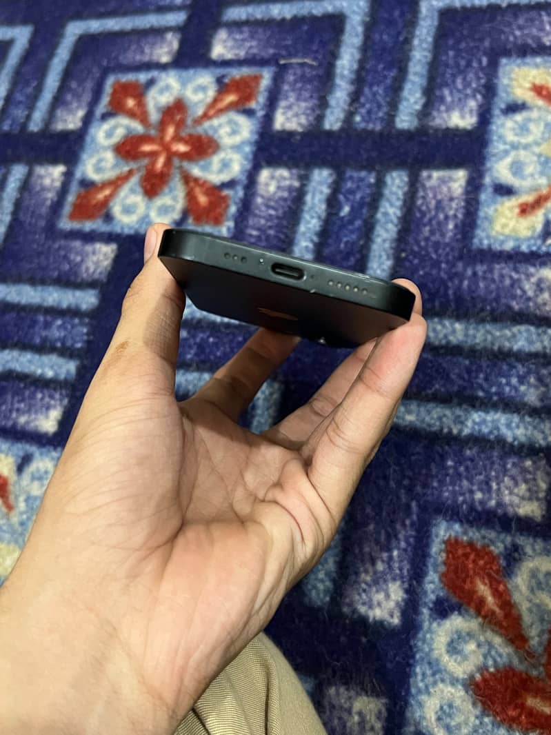 Apple iPhone 16e 2