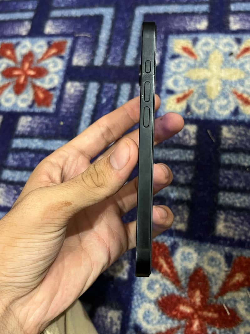 Apple iPhone 16e 3